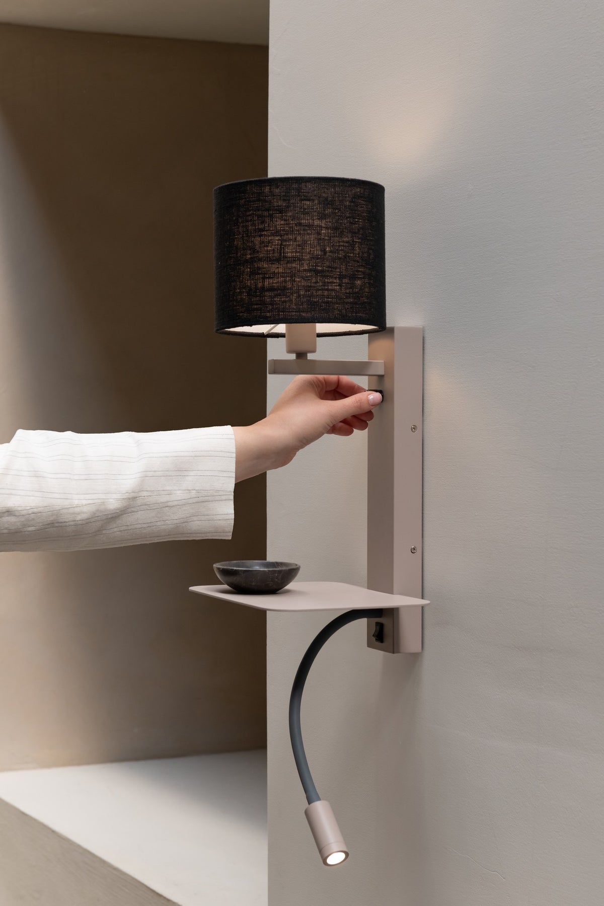 Grande lampada da parete in lino color sabbia e nera It's About RoMi Florence – immagine 4