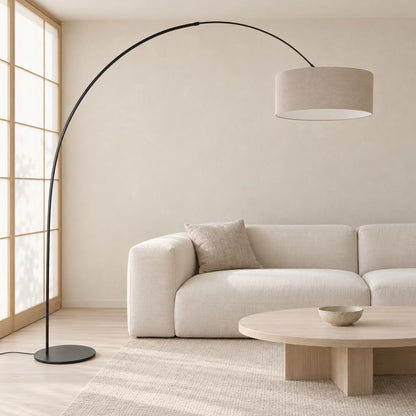 Sort buelampe med klassisk grå skærm – Anne Lighting Curve – stemningsbillede