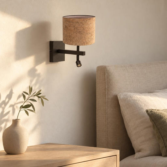 cacao-wandlamp-met-beige-kurkstructuur-en-apart-leeslampje-steinhauer-stang-ai-sfeer_image