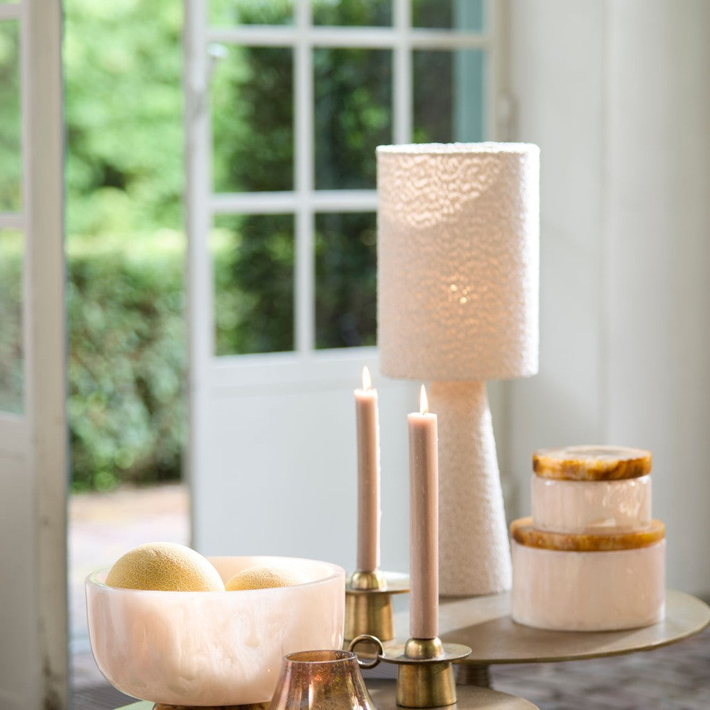 Lampada da tavolo cilindrica in tessuto beige Light & Living Micky – foto d'ambiente