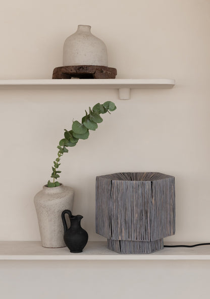 Piccola lampada da tavolo in rafia grigia GOOD&MOJO Panama – immagine 4
