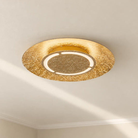 Guldfarvet loftlampe Globo Tabea med LED – stemningsbillede