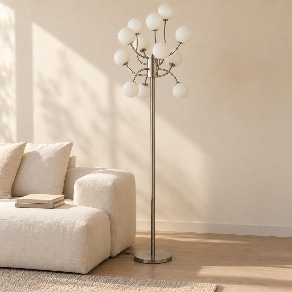 Stojací lampa RIHA s 12 zakřivenými rameny – fotografie v interiéru