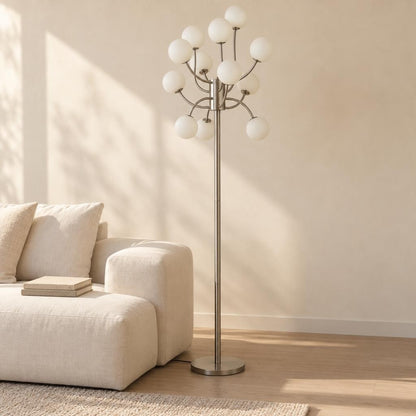 Stojací lampa RIHA s 12 zakřivenými rameny – fotografie v interiéru