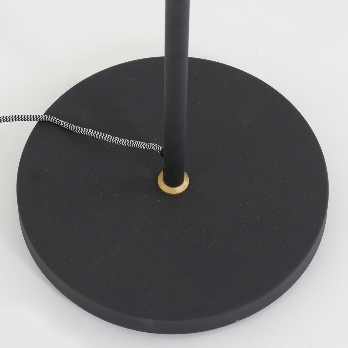Mexlite Nove vloerlamp zwart met gouden binnenzijde – afbeelding 6