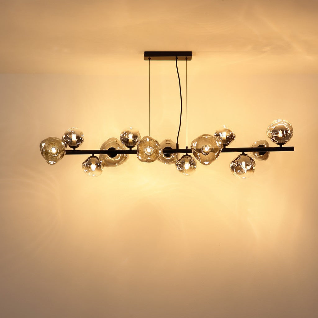 Zwarte metalen hanglamp met rookglazen bolkappen en horizontale staaf – sfeerbeeld