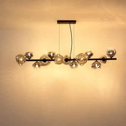 Zwarte metalen hanglamp met rookglazen bolkappen en horizontale staaf – sfeerbeeld
