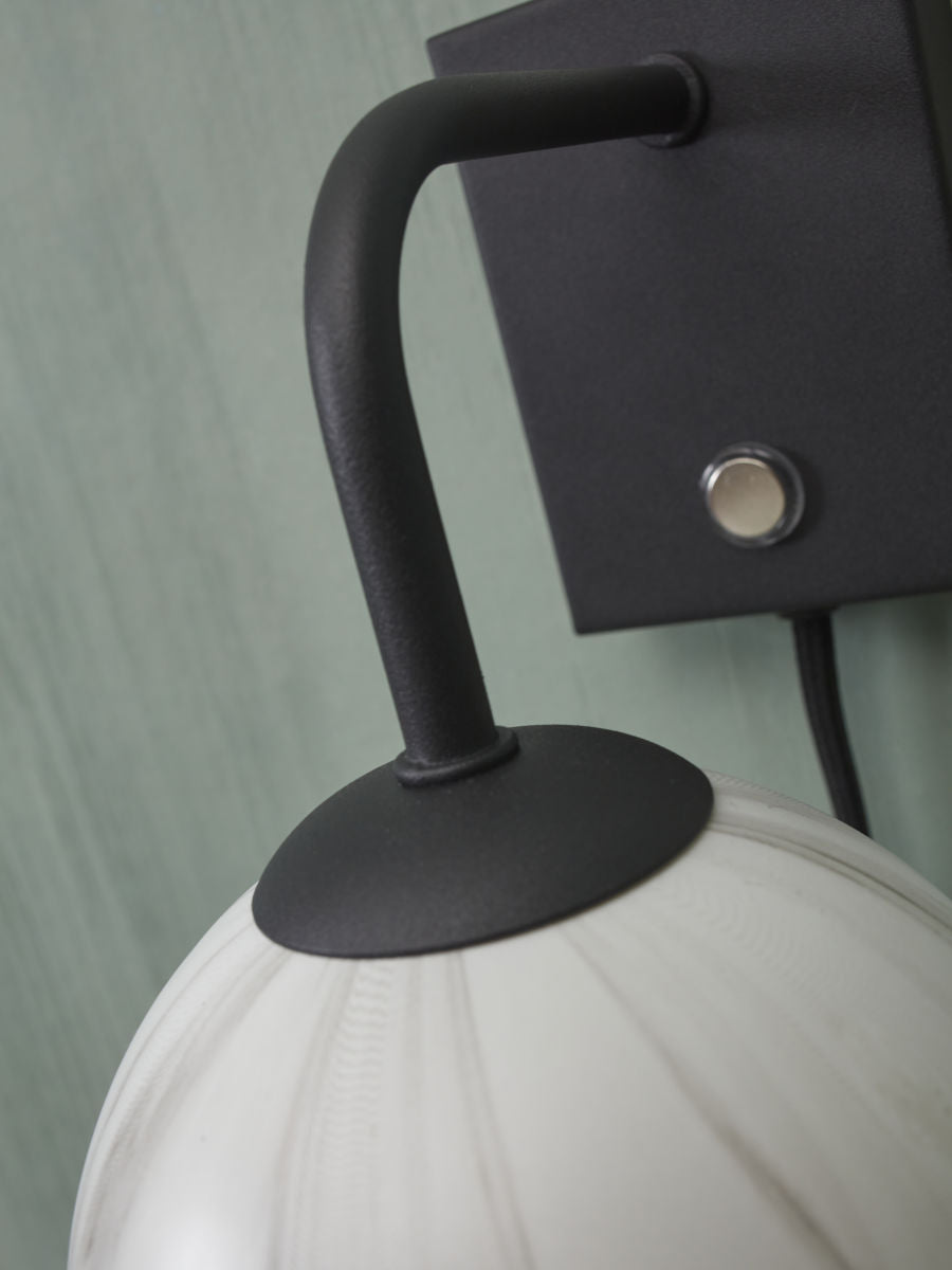 zwarte-wandlamp-dessinbol-gebogen-its-about-romi-carrara-variant-image2
