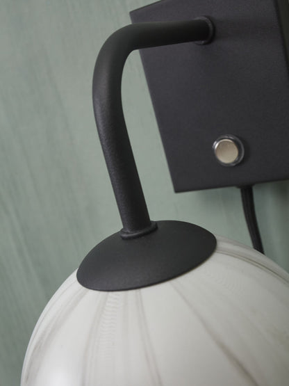 zwarte-wandlamp-dessinbol-gebogen-its-about-romi-carrara-variant-image2