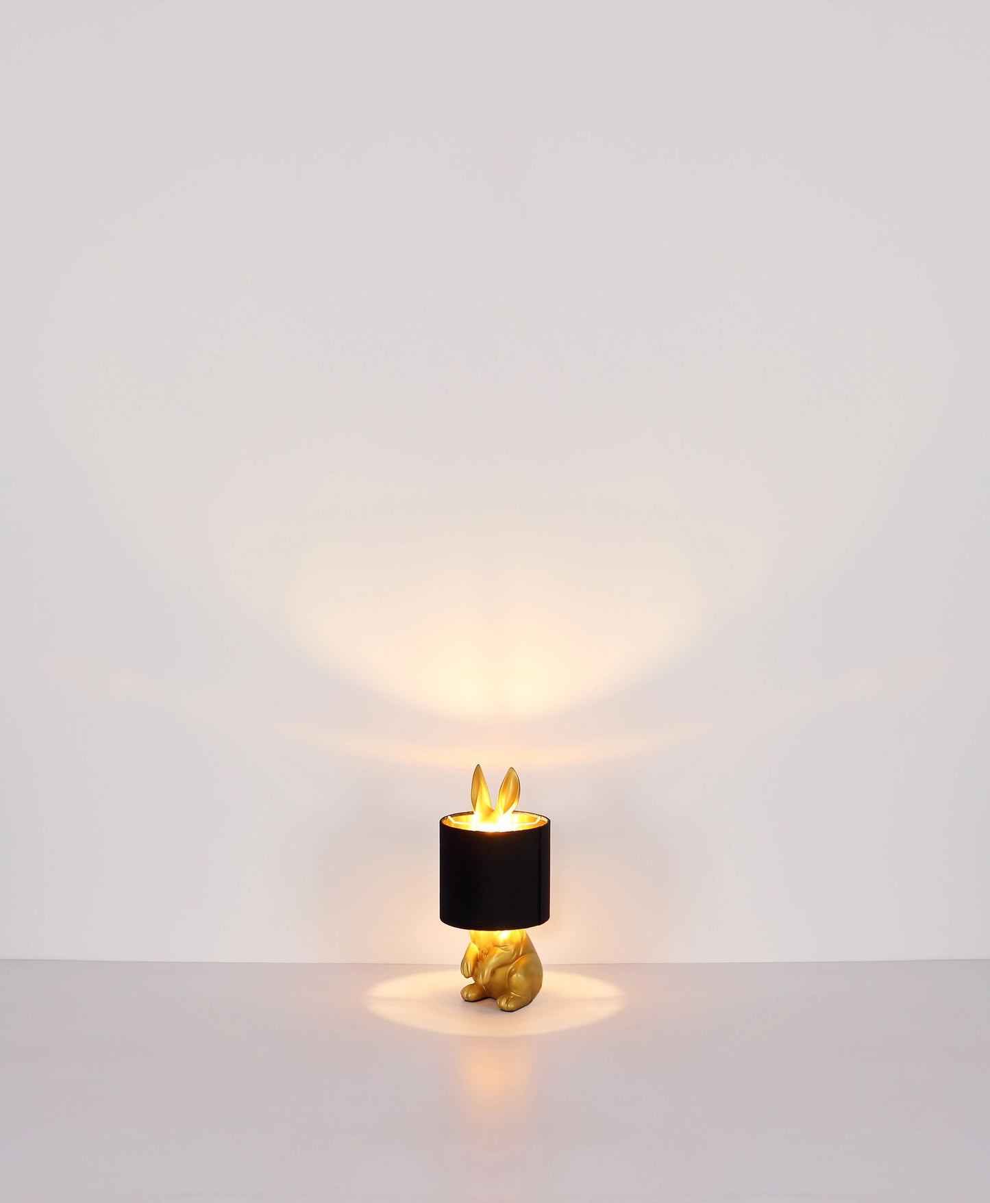 speelse-gouden-konijn-tafellamp-met-zwarte-kap-rabbit-variant-image6