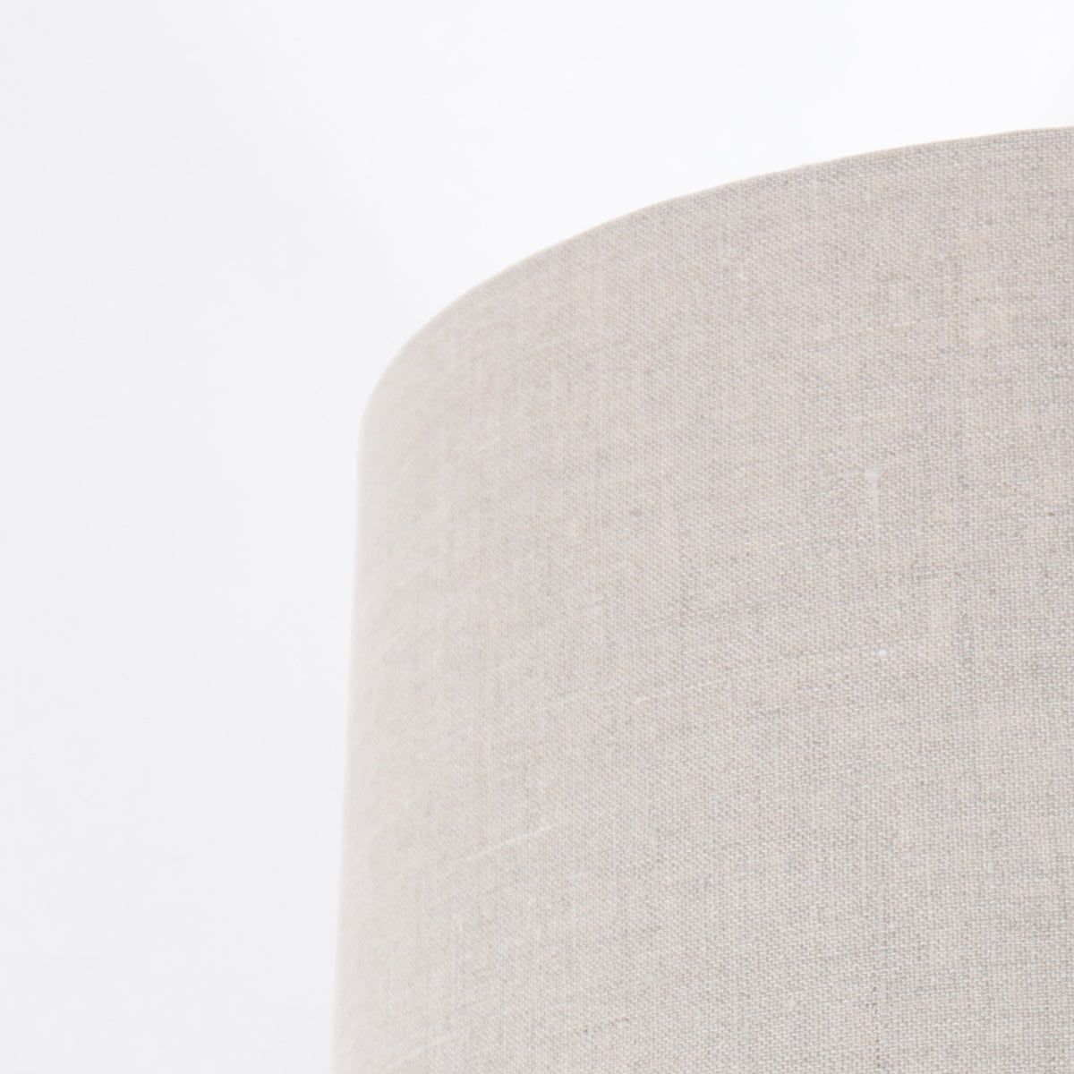 tafellamp-met-grijs-linnen-op-minimalistische-zwarte-voet-steinhauer-stang-variant-image11