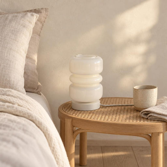 Stolní lampa Verona – bílé sklo a kov | It's About RoMi – fotografie v interiéru