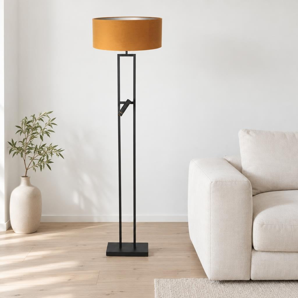Luksuzna podna lampa Stang sa zlatnim baršunastim sjenilom – ambijentalna fotografija
