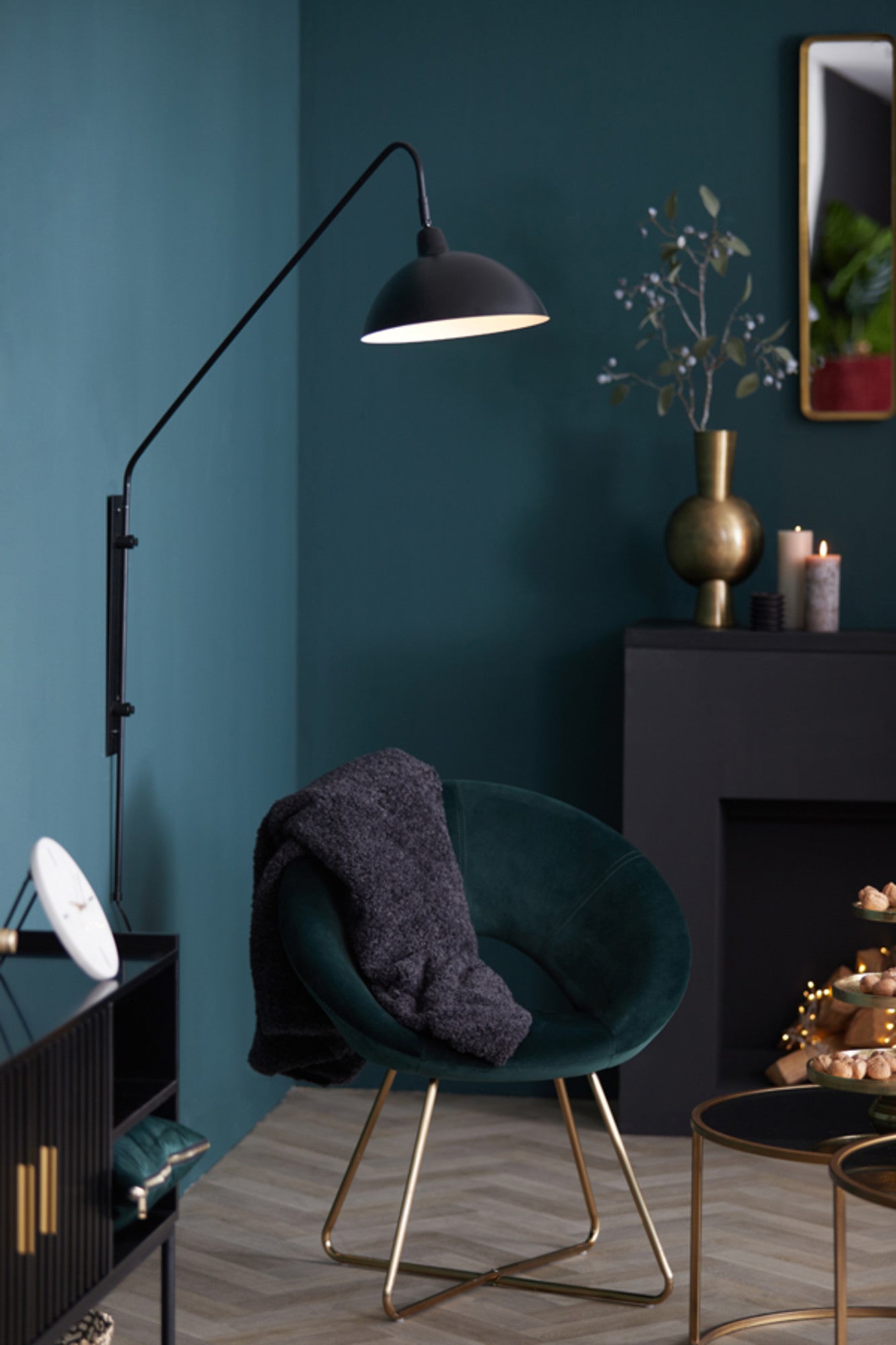 zwarte-wandlamp-met-arm-light-living-orion-variant-image4