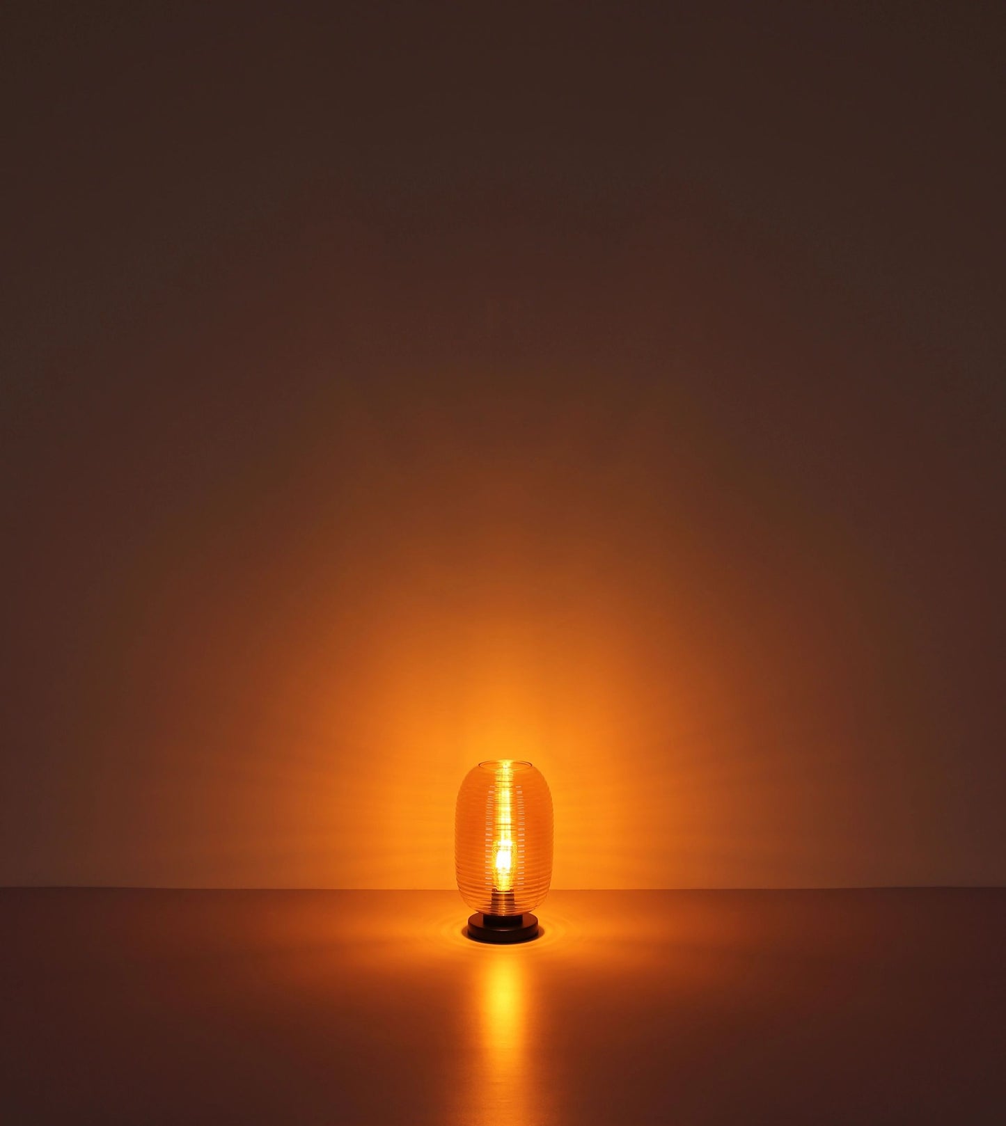 moderne-amberkleurige-tafellamp-met-kunstzinnige-groeven-jefrey-variant-image3