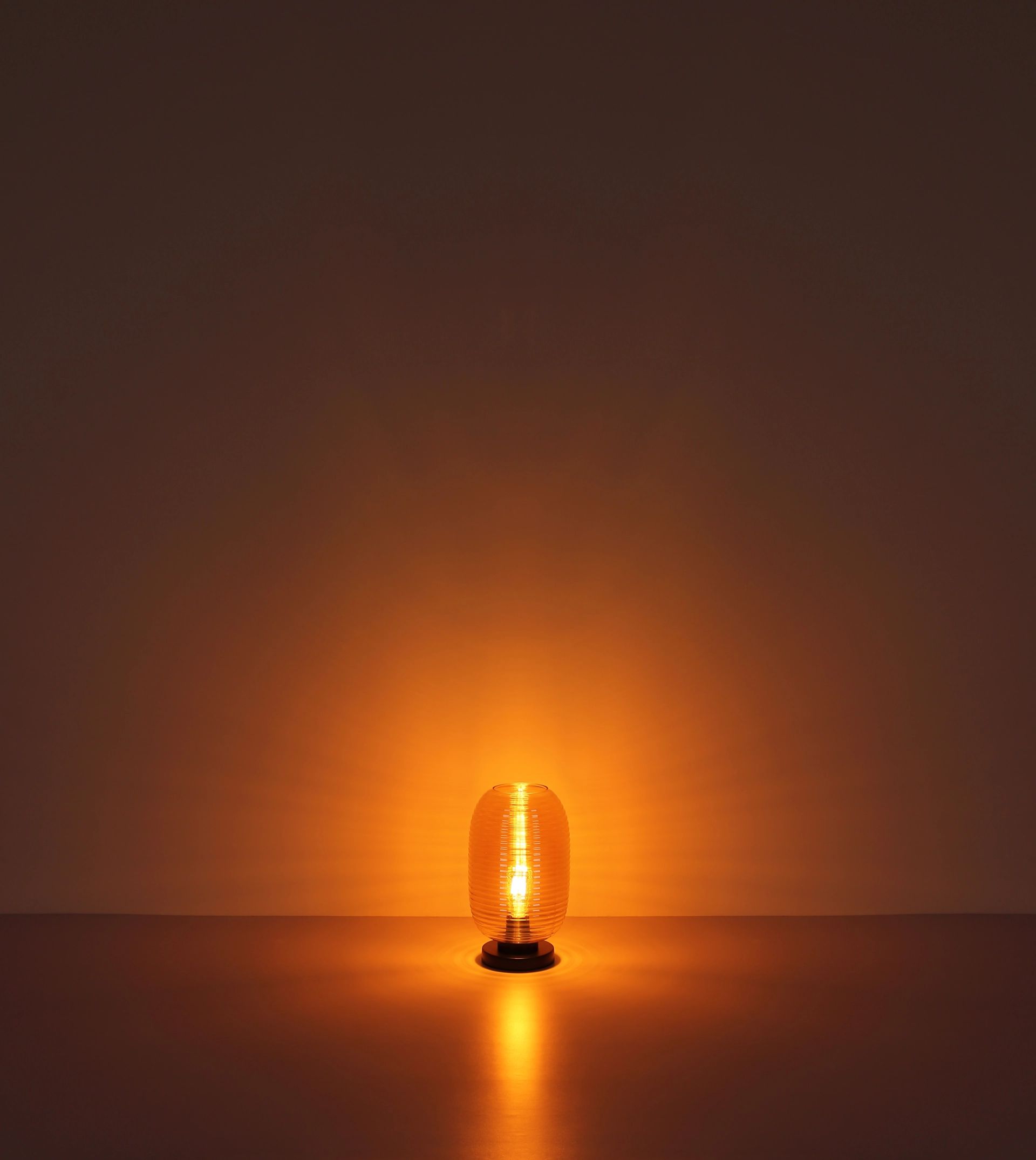 moderne-amberkleurige-tafellamp-met-kunstzinnige-groeven-jefrey-variant-image3