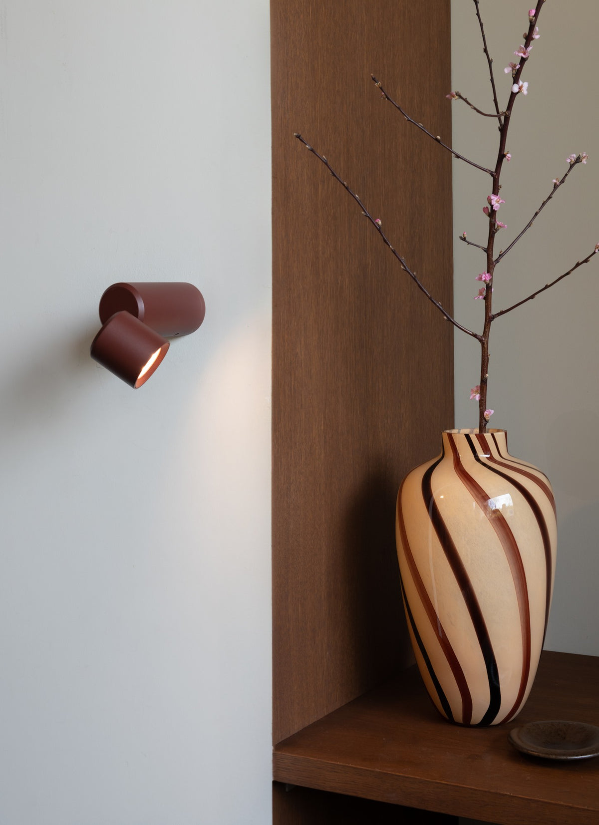 Bordeauxrode aluminium tafellamp met richtbare kop It's About RoMi Milan – afbeelding 3