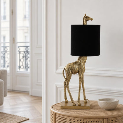 Brązowa lampa stołowa Żyrafa Light & Living – zdjęcie aranżacyjne