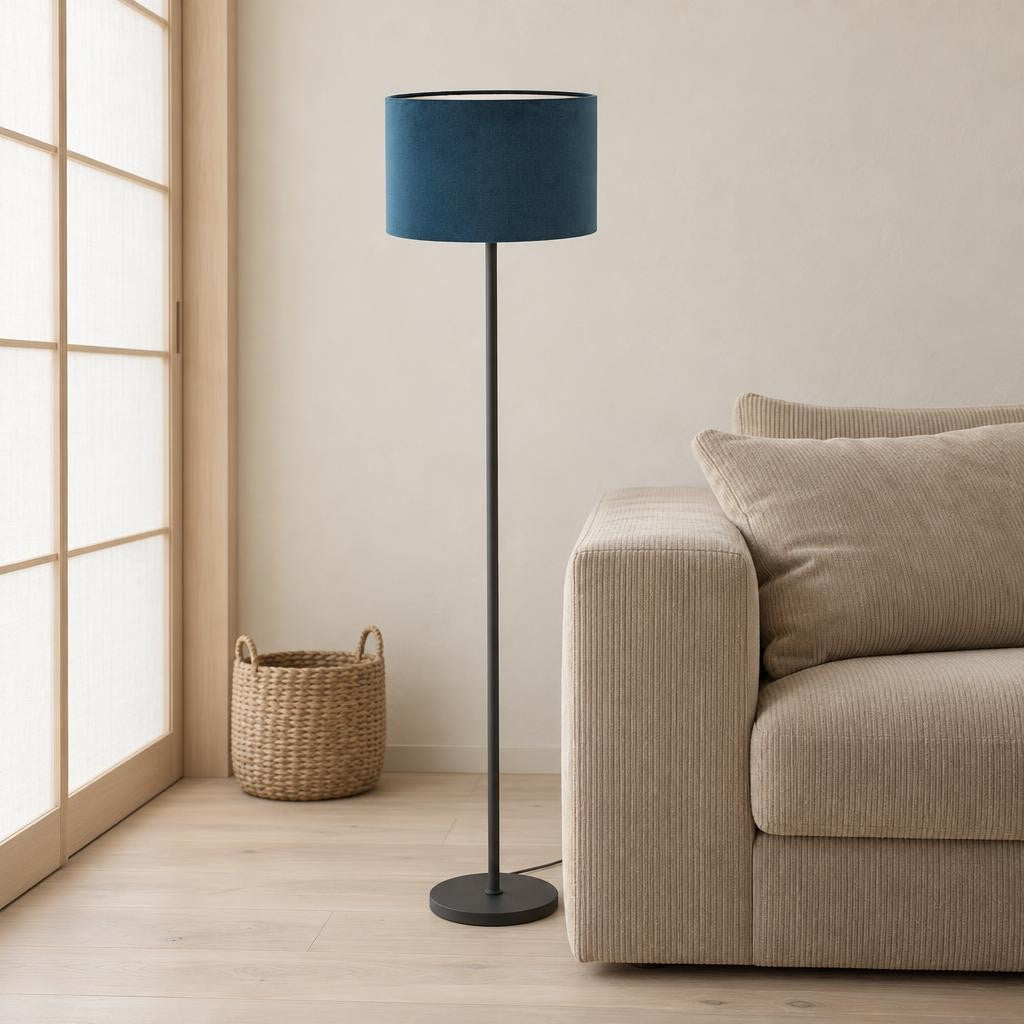 Mexlite Noor podna lampa s plavim baršunastim sjenilom – ambijentalna fotografija