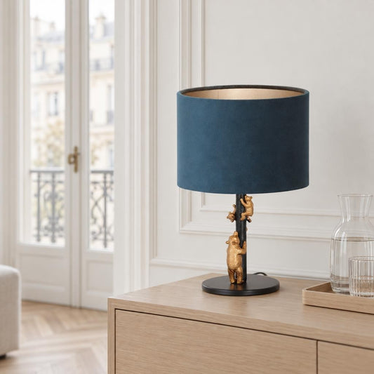 Lampa stołowa Animaux z misiami i niebieskim kloszem – zdjęcie aranżacyjne