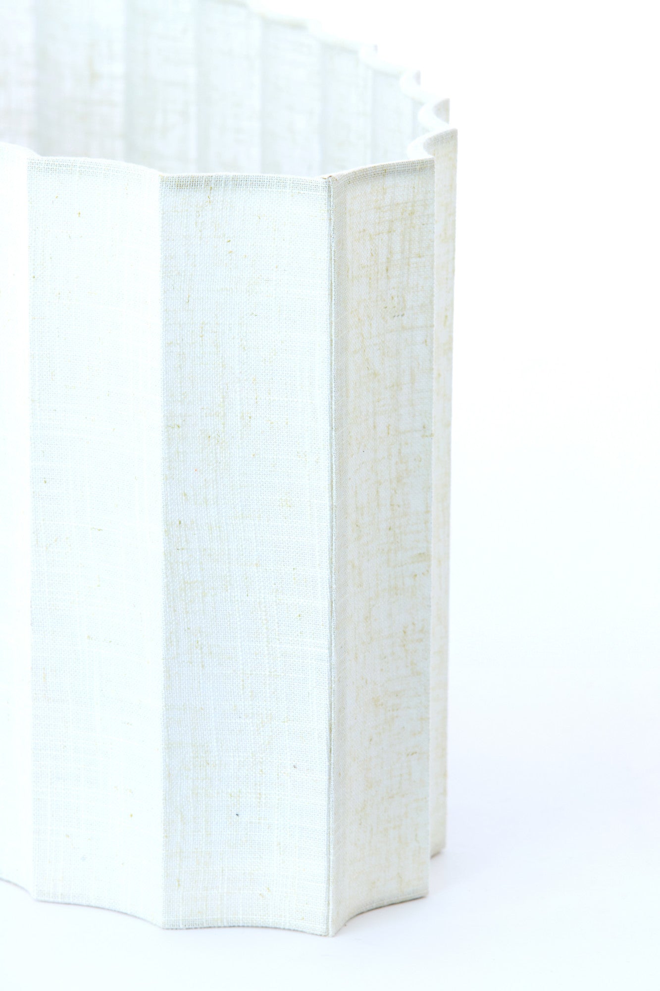 ovale-witte-lampenkap-geplooid-light-living-disli-variant-image8