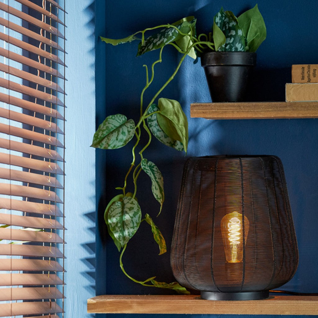 rustieke-zwarte-tafellamp-fijnmazig-light-living-adeta-ai-sfeer_image