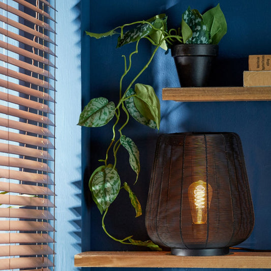 rustieke-zwarte-tafellamp-fijnmazig-light-living-adeta-ai-sfeer_image