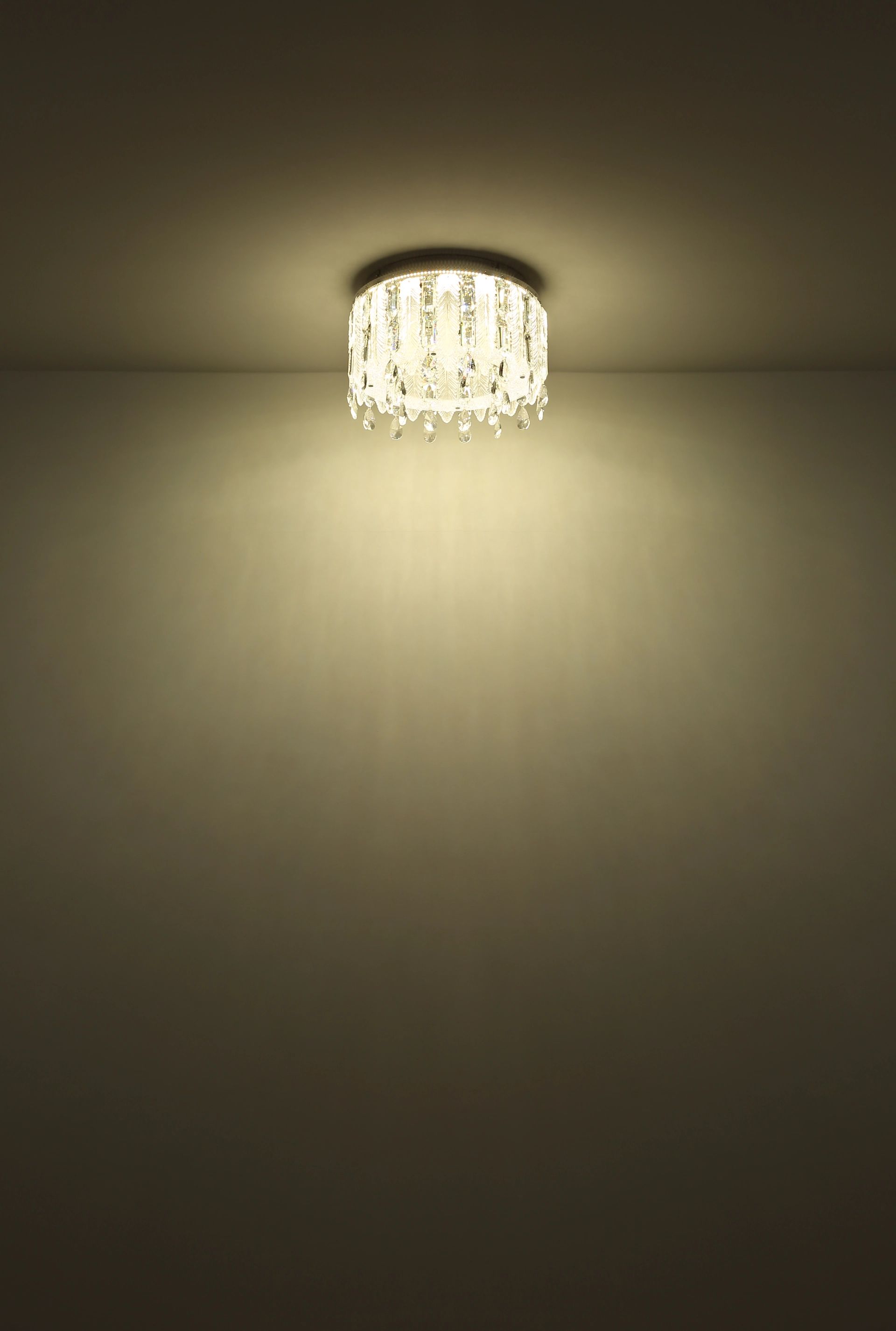 plafondlamp-met-chroomafwerking-en-kristallen-hangers-klunka-variant-image5