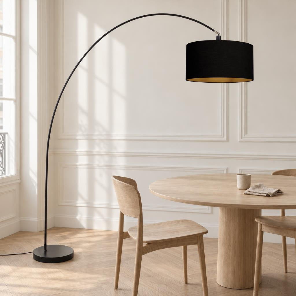 Černá oblouková stojací lampa Mexlite Solva se lněným stínidlem – fotografie v interiéru
