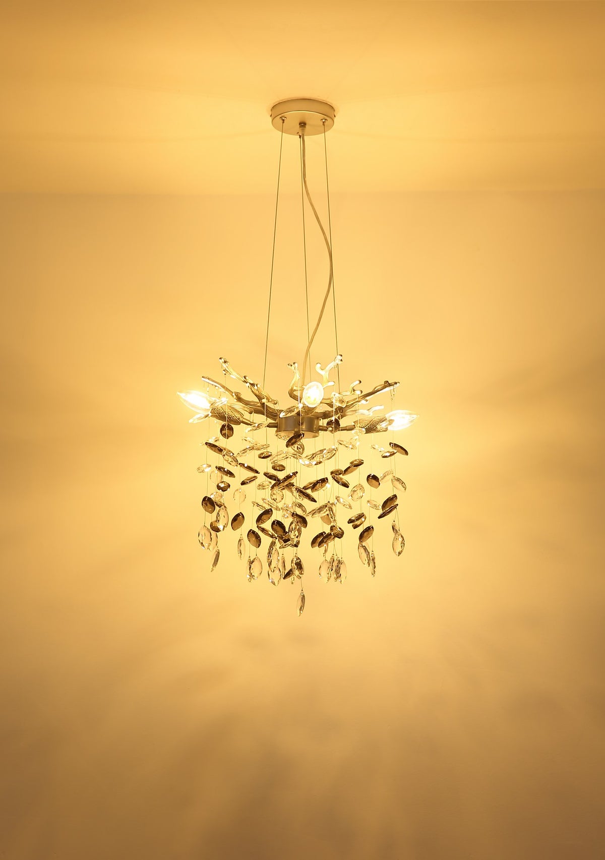 Zilverkleurige metalen hanglamp met glazen blaadjes en vertakte armen – afbeelding 4