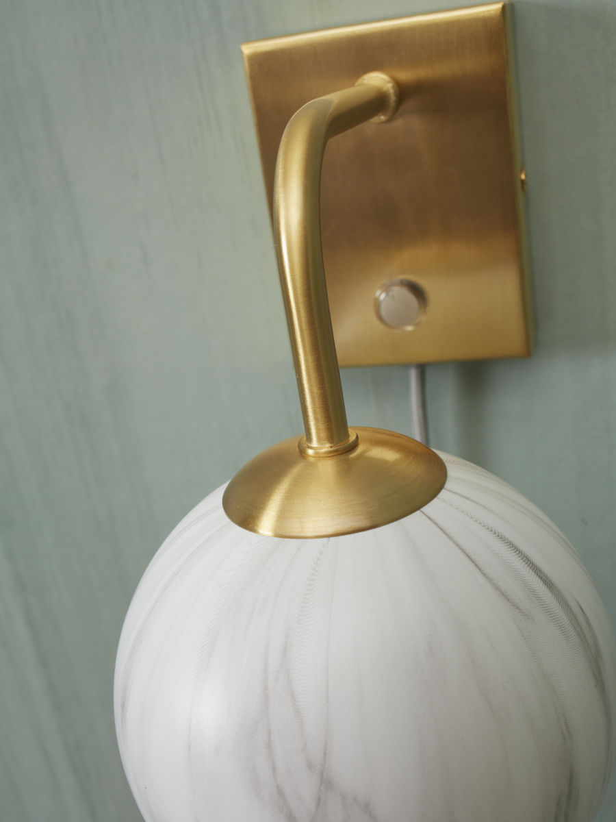 goudkleurige-wandlamp-dessinbol-gebogen-its-about-romi-carrara-variant-image2