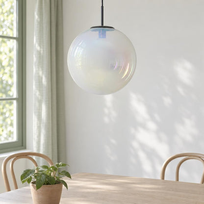 Candeeiro suspenso Medina em vidro opalino preto Ø 40 cm – fotografia de ambiente