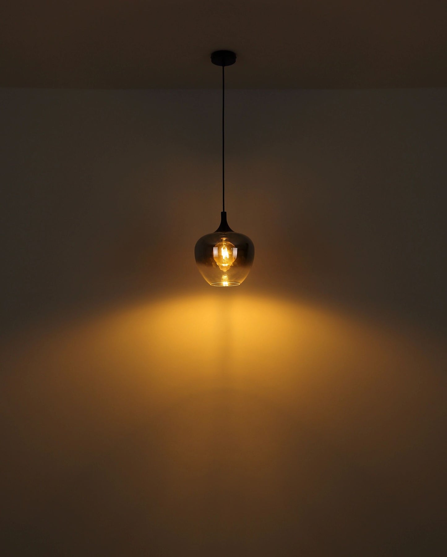 elegante-rookglazen-pendant-lamp-voor-sfeervolle-ambiance-maxy-variant-image3