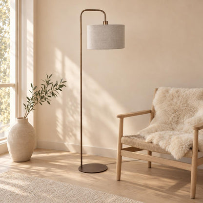 Podna lampa Mexlite Forma s brončanim okvirom i sivim lanenim sjenilom – ambijentalna fotografija