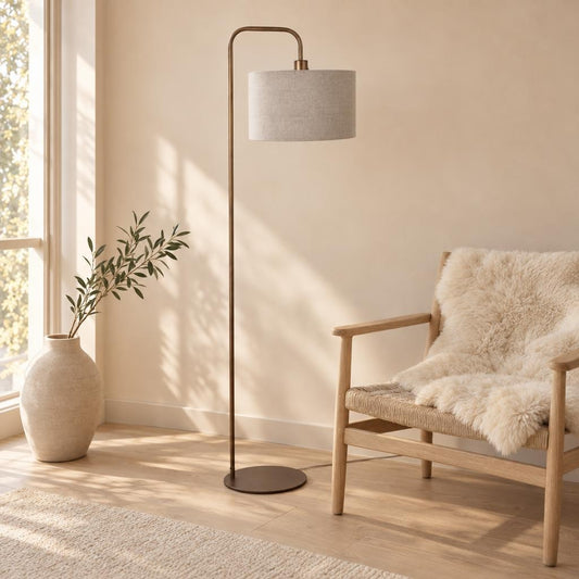 Bronzová stojacia lampa so sivým ľanovým tienidlom Mexlite Forma – fotografia v interiéri