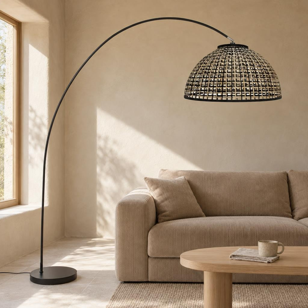Lampada da terra ad arco Solva con paralume in bambù – foto d'ambiente