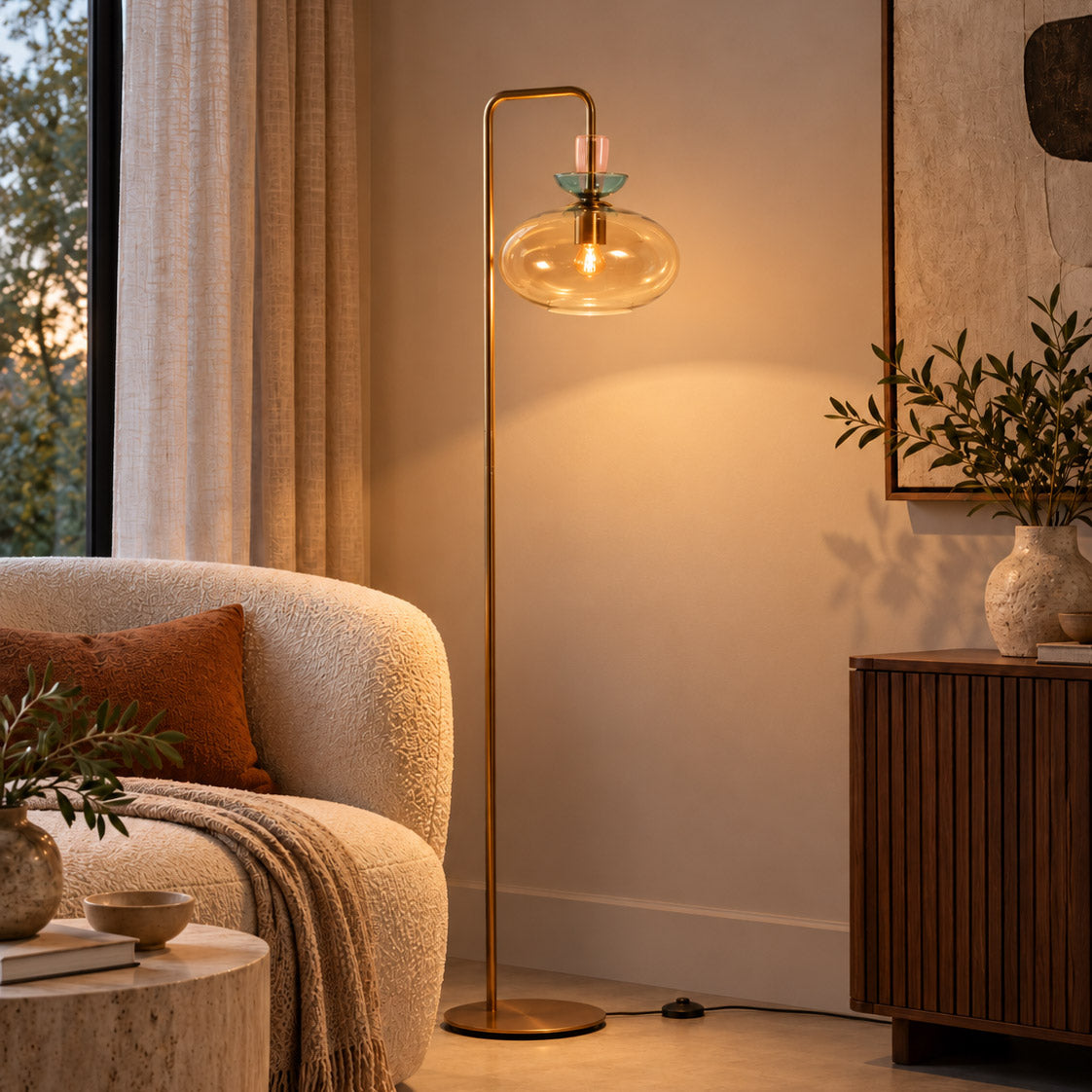Амбър стъклен подова лампа с цветни детайли Anne Light Malboo – интериорна снимка