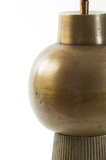 klassieke-gouden-tafellamp-met-relief-light-living-shaka-variant-image3
