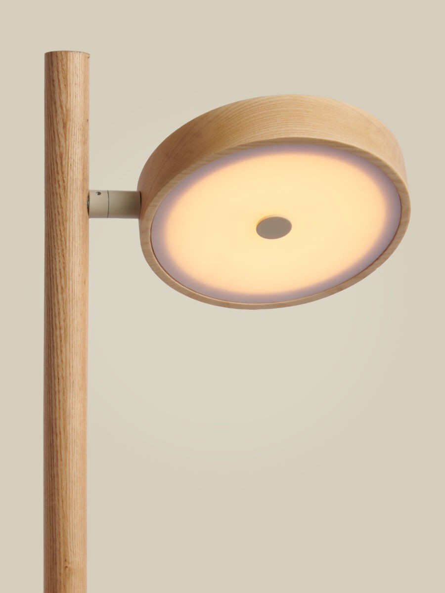 Lampada da terra in legno di frassino naturale senza tempo GOOD&MOJO Okinawa – immagine 1
