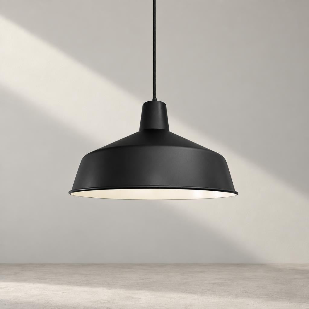 Industriální černá závěsná lampa Mexlite Blackmoon Ø40 cm – studiová fotografie