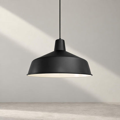 Industriální černá závěsná lampa Mexlite Blackmoon Ø40 cm – studiová fotografie