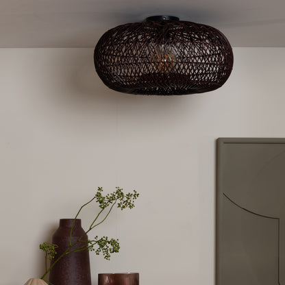 Varm bordeauxrød rattan loftlampe GOOD&MOJO Arizona – stemningsbillede