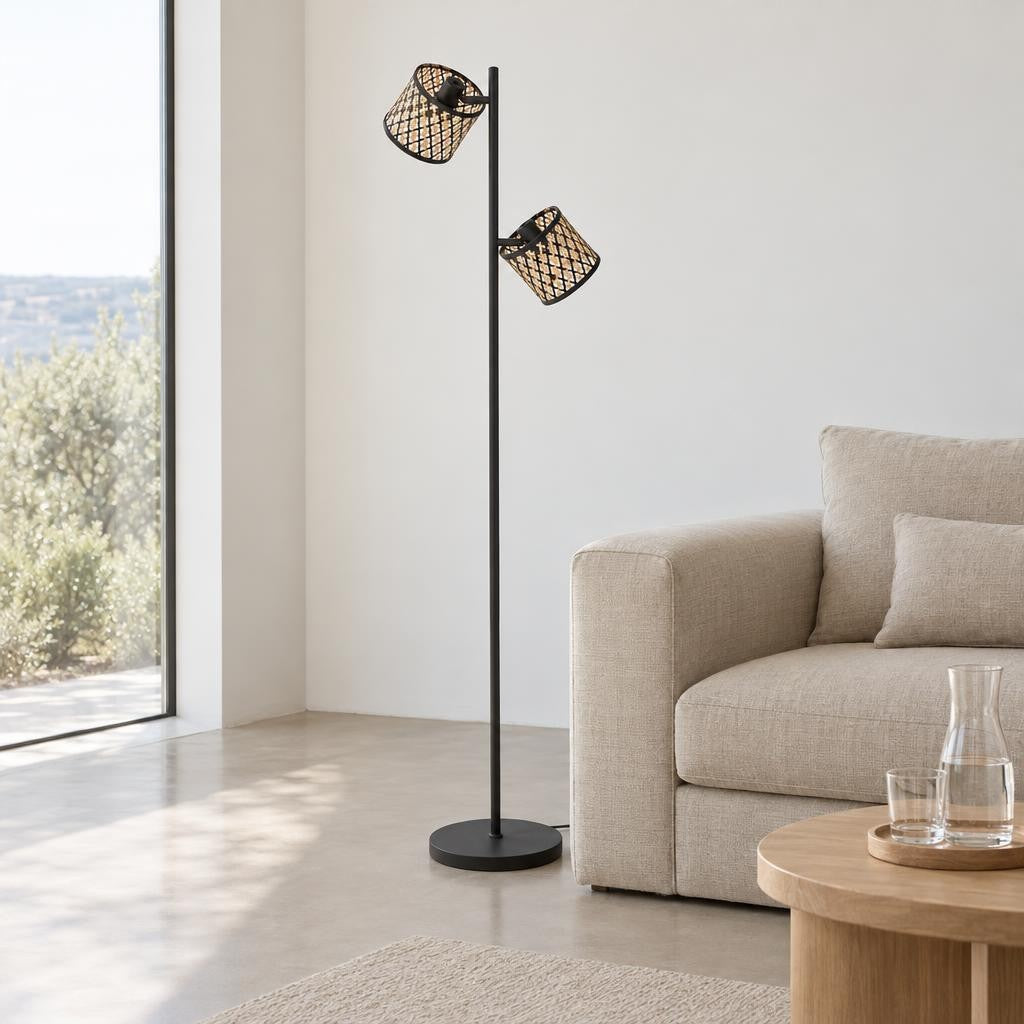 Sort gulvlampe med to bambusskærme Mexlite Sumba – stemningsbillede