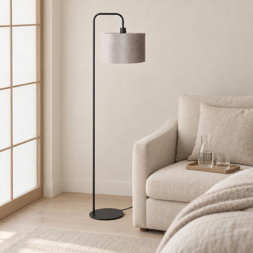 Mexlite Forma juoda grindinė lempa su taupe veliūro gaubtu – interjero nuotrauka