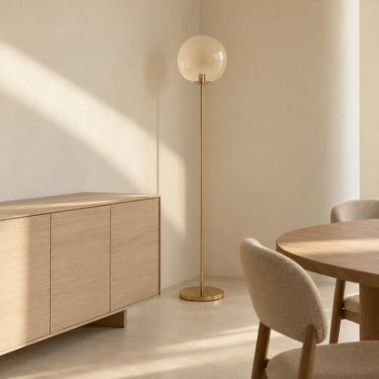 Candeeiro de pé dourado com vidro esférico Light & Living Medina – fotografia de ambiente