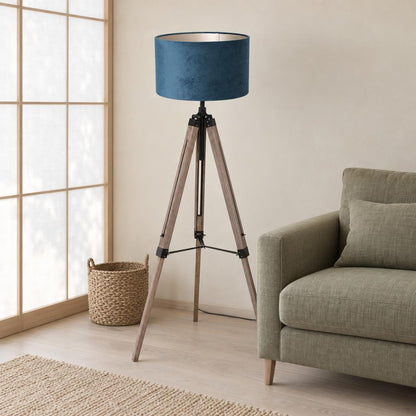 Čierna stojacia lampa s modrým zamatovým tienidlom Mexlite Triek – fotografia v interiéri