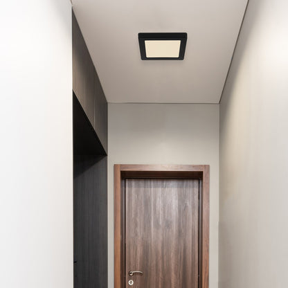 Zwarte kunststof plafondlamp met vierkant frame en opaalwitte lichtplaat – sfeerbeeld