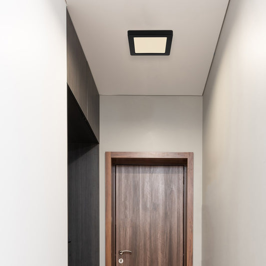Zwarte kunststof plafondlamp met vierkant frame en opaalwitte lichtplaat – sfeerbeeld