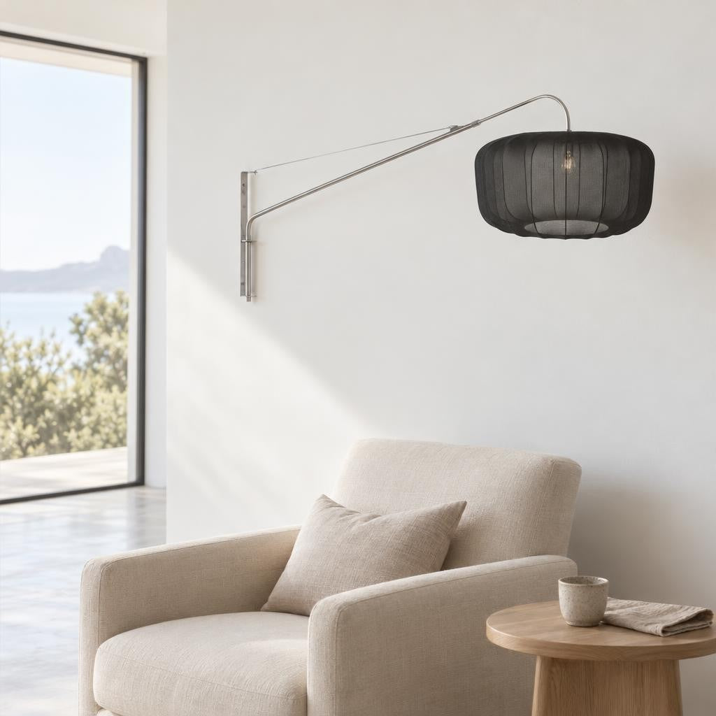 staalkleurige-wandlamp-met-grote-zwarte-kap-steinhauer-elegant-classy-ai-sfeer_image