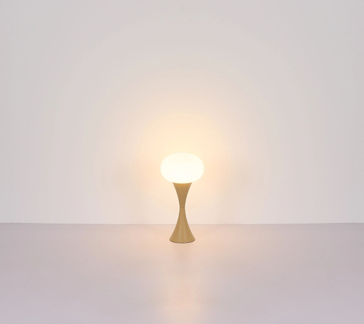 sandkleurige-tafellamp-met-opaal-glazen-kap-lula-variant-image5